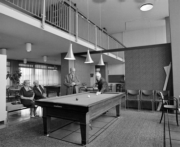 856937 Interieur van het bejaardencentrum Titus Brandsma (Grote Trekdreef 87) te Utrecht: de recreatiezaal, met het biljart.